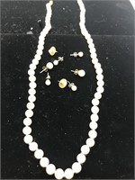 Pearl necklace with several earrings