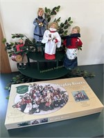 Byers’ Choice Carolers & Display Risers w/box