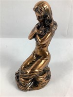 Statue femme aux bras croisées-métal cou-