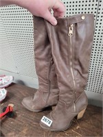 BROWN BOOTS SIZE 8