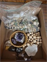 TRAY OF ASSORTED GEODES AND ROCKS