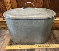 Antique galvanized canner with wire rack insert