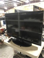 FLATSCREEN TV W REMOTE