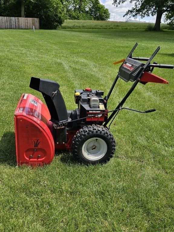 26" 8HP YARD MACHINE SNOW BLOWER