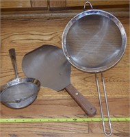 Kitchen utensil lot - strainers & spatula