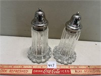 NICE SET OF 6 INCH TALL VINTAGE SALT/PEPPER