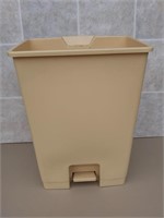 F1) Rubbermaid Waste Basket,No Lid,Used,No Cracks