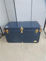 BLUE METAL STORAGE TRUNK WITH ASSORTED LINENS