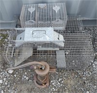 (AN) Lot of 4 animal traps and water well