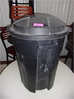 Plastic trash can with lid
