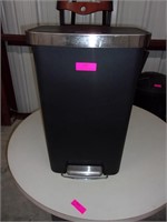 Step open kitchen trash can