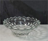 Beautiful cube pattern footed bowl approx 4 in