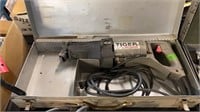 PORTER CABLE TIGER SAW IN CASE