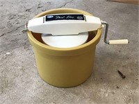 FROST KING ICE CREAM MAKER