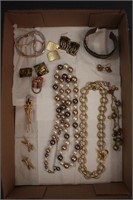 Costume jewellery, necklaces, brooches,