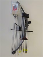Hoyt Raider Compound Bow with Foam Target