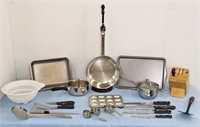 ASSORTMENT OF KITCHEN PANS & SUPPLIES