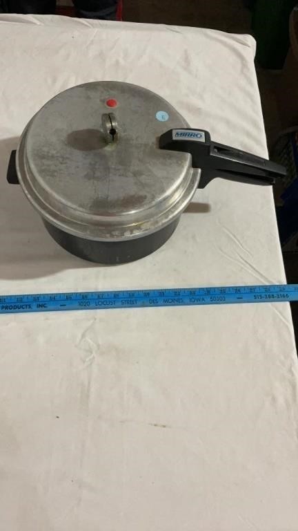 Vintage Mirro pressure cooker pot.