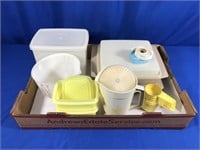 18 PC VINTAGE TUPPERWARE & ROLL OF LABELS