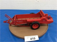 Ertl IH McCormick Manure Spreader 200, no box