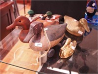Six figural duck items: pull toy,