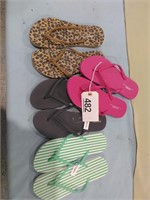 4 pairs of flip flops