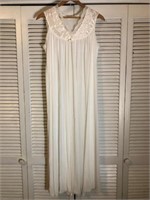 VINTAGE MISS ELAINE LONG NYLON NIGHTGOWN