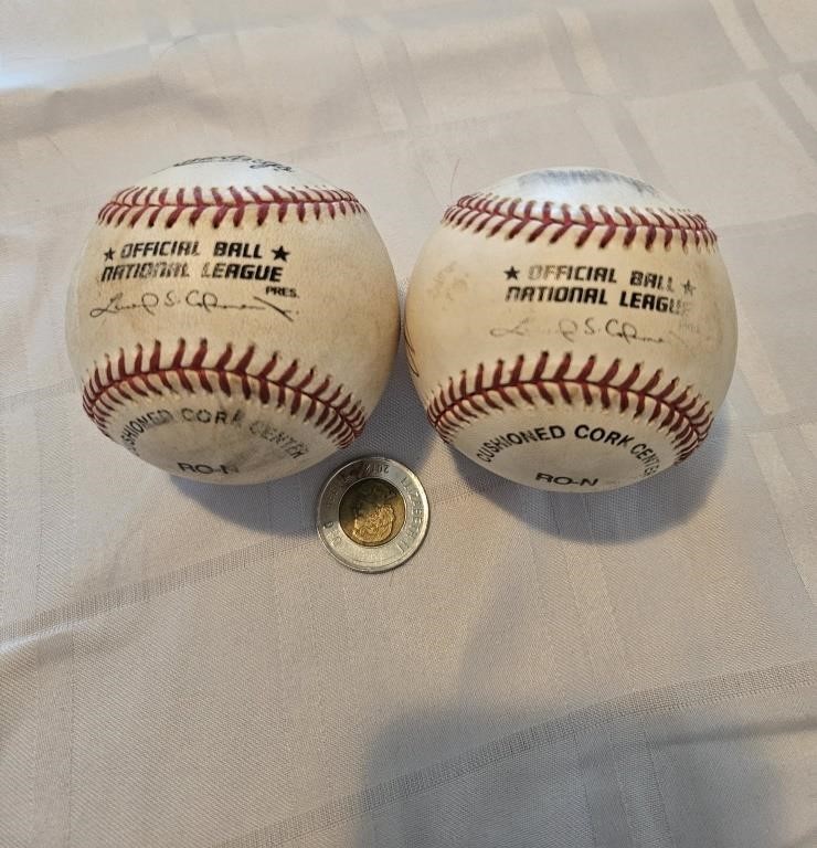 2 balles de baseball signés