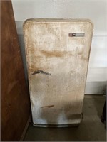 Vintage refrigerator (works)
