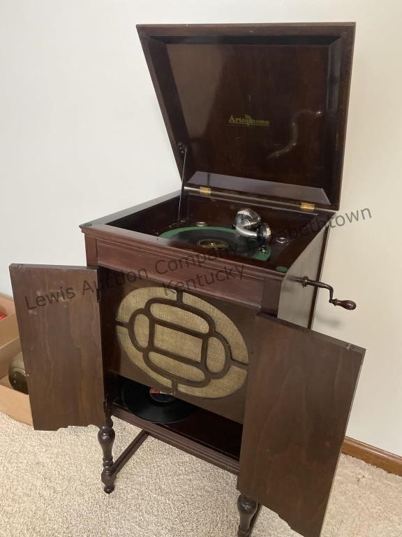 Appears to be vintage Victrola and contents