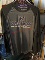Washington Huskies Long Sleeve Size L (back room
