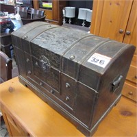 SMALL BOWED TOP TRUNK