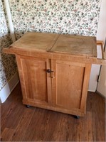 Kitchen cabinet workstation, with a towel rack