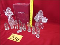 Small Glass Manger Scene / Mikasa Angel/Santa