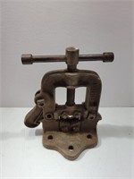 ANTIQUE WOODBENCH TOOL PIPE VISE