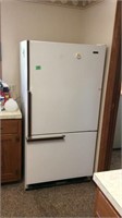 Refrigerator w/freezer on bottom, has ice maker