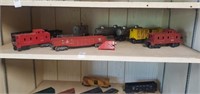 Assorted lot of vintage Lionel train cars