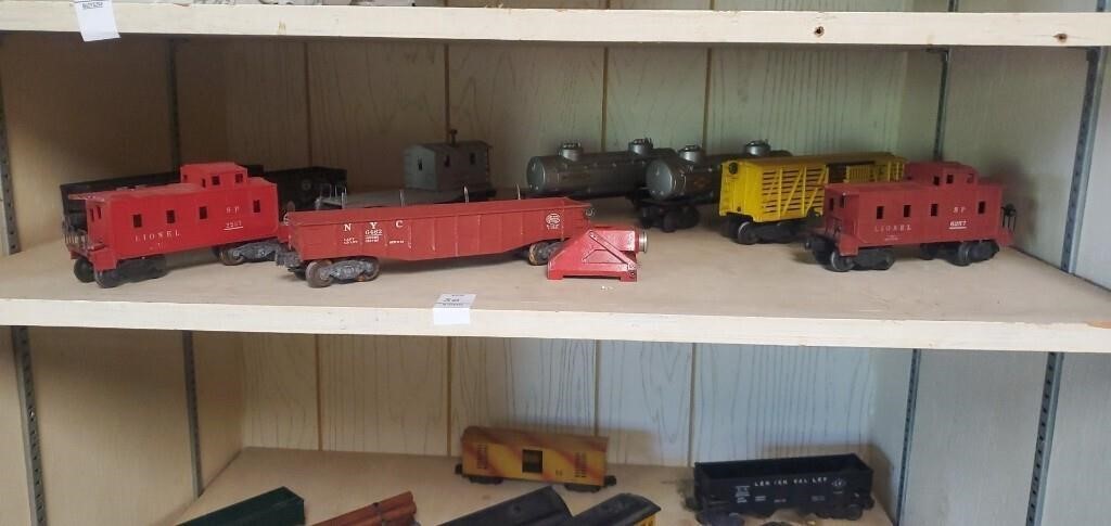 Assorted lot of vintage Lionel train cars