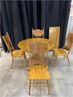 ROUND OAK TABLE WITH 4 CHAIRS AND 1 EXTENDER