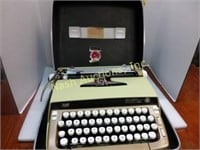 Smith Corona manual typewriter in case