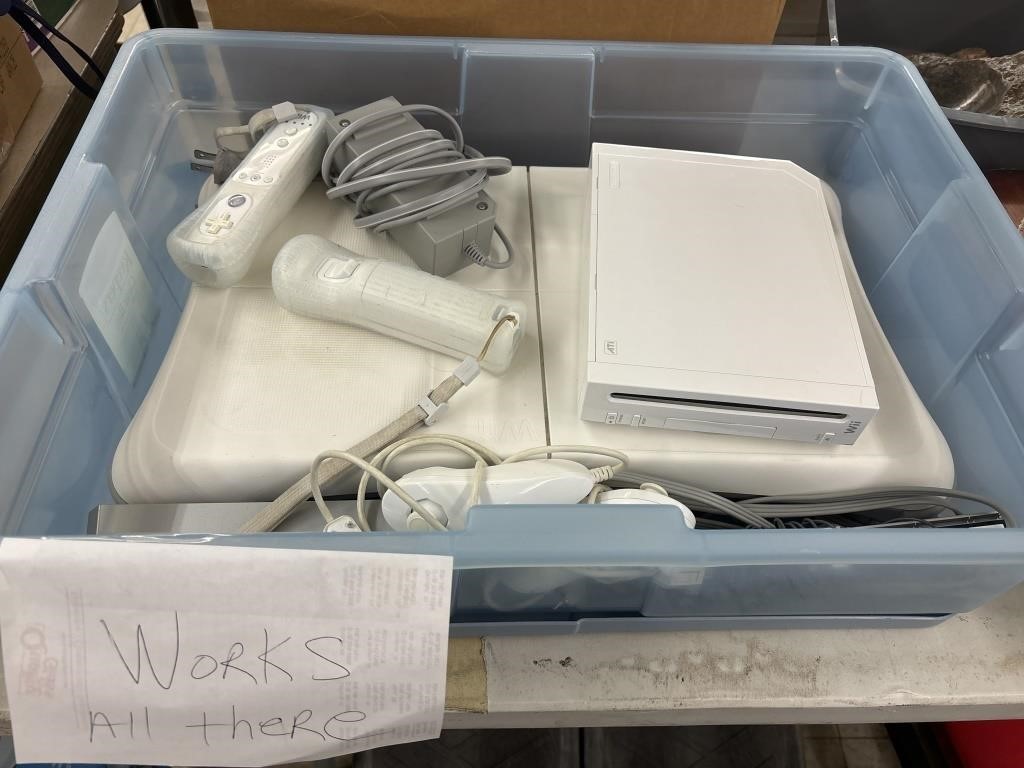 Wii Gaming Console & Accessories - Works