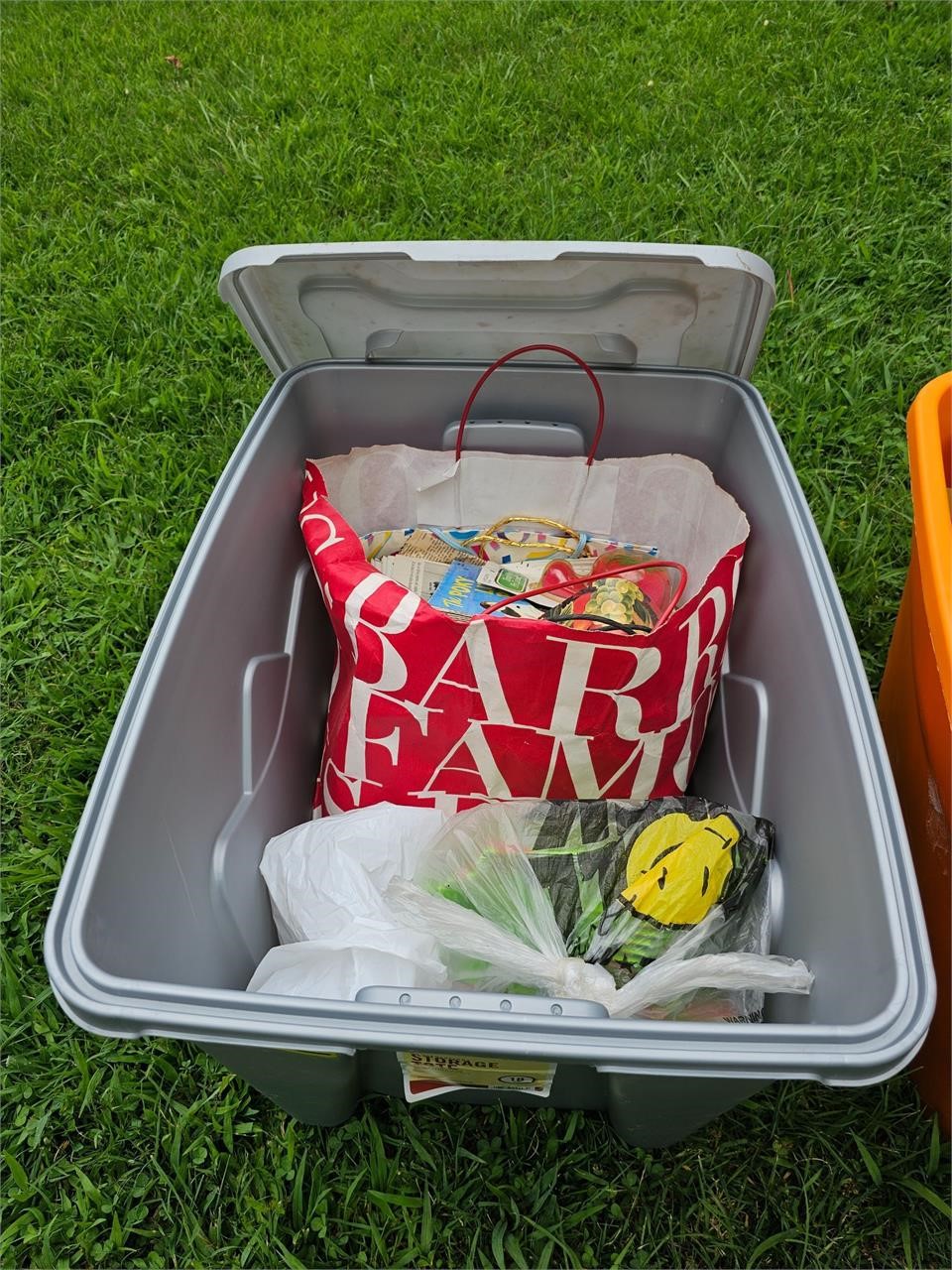 Newspaper grab tote