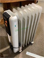 DeLonghi electric oil heater - radiator style