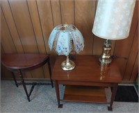 (2) stands and (2) table lamps