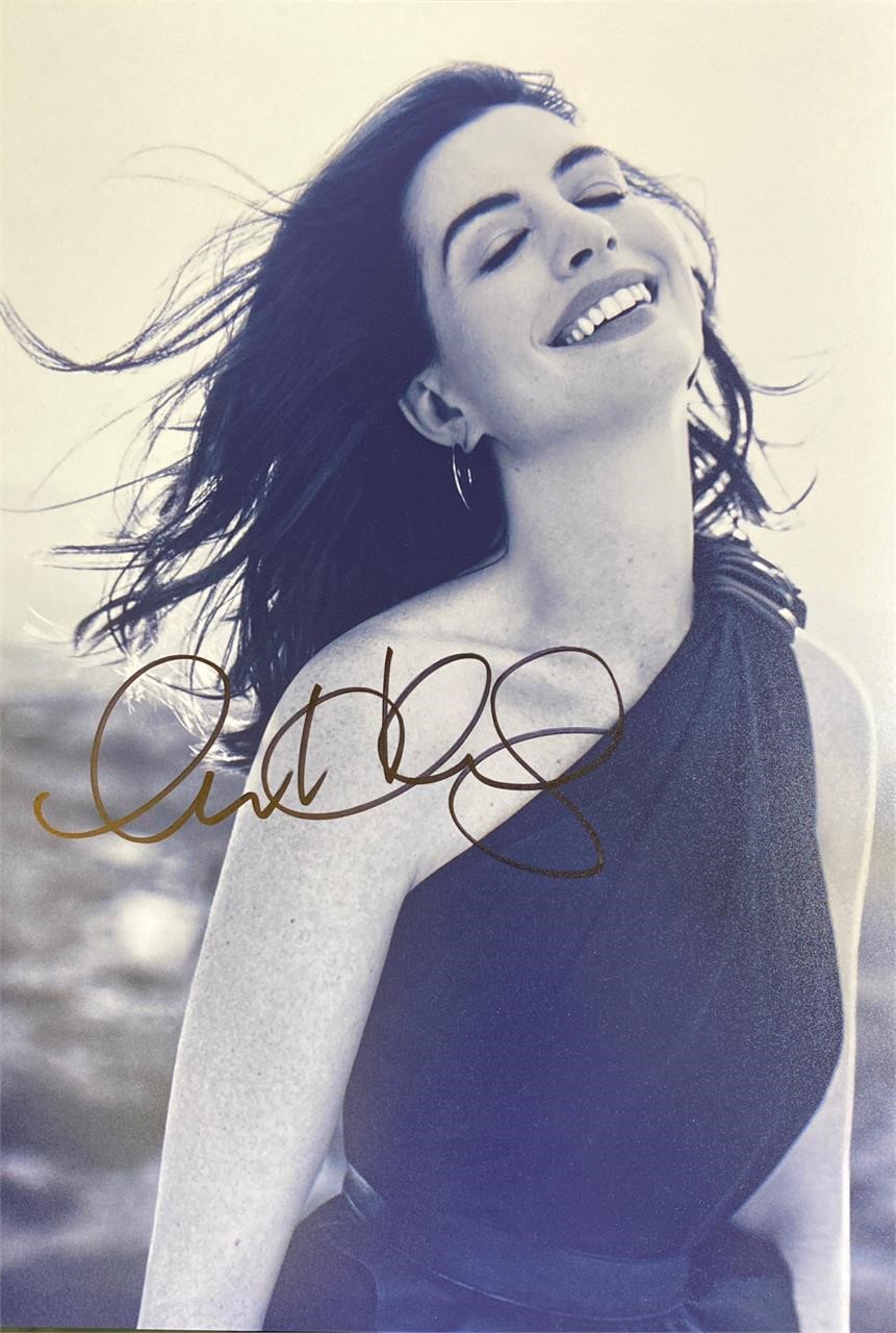 Autograph  
Anne Hathaway Photo