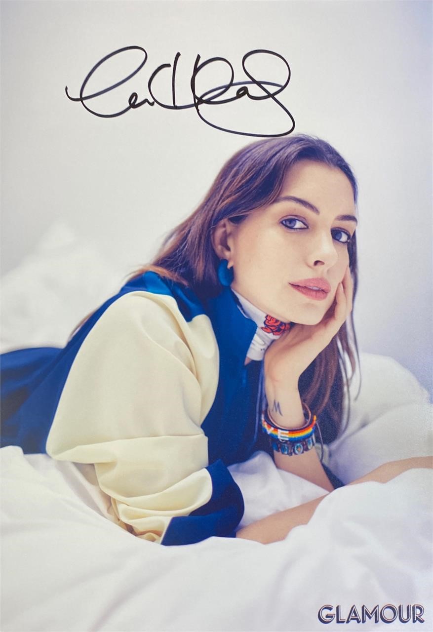 Autograph  
Anne Hathaway Photo