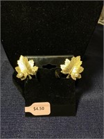 Sarah coventry clip leaf earrings