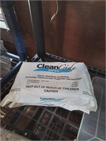 2 packages of clean wipes