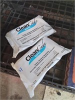 2 packages of clean wipes