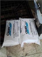 2 packages of clean wipes